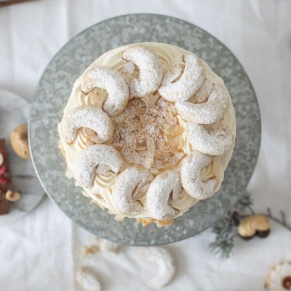 Viele Vanillekipferl auf einer Torte