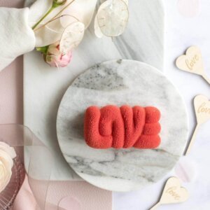 Eine Mini Valentinstags Torte in rot auf einer Etagere