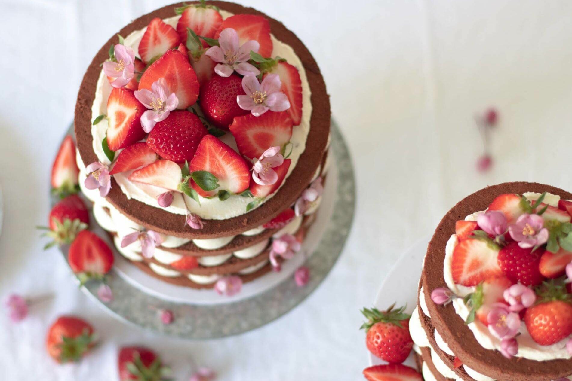 Zwei Erdbeertorten von oben gesehen