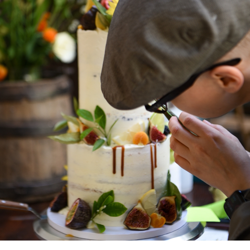 Alex beim dekorieren einer Torte